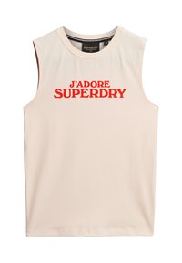 Top beige senza maniche con scollatura rotonda e testo rosso "J'ADORE SUPERDRY" stampato sulla parte anteriore, etichetta visibile all'interno del colletto.