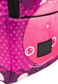 Zaino con un vivace design nei toni del rosa e del viola. Presenta un personaggio dei cartoni animati, motivi geometrici e un'etichetta nera con il marchio. Tessuto resistente.