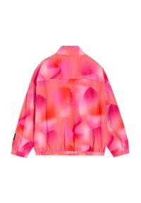 Chaqueta con degradado en tonos rosa y naranja que presenta un ajuste relajado, puños elásticos y una textura suave y brillante con un detalle sutil de logo en la parte trasera.