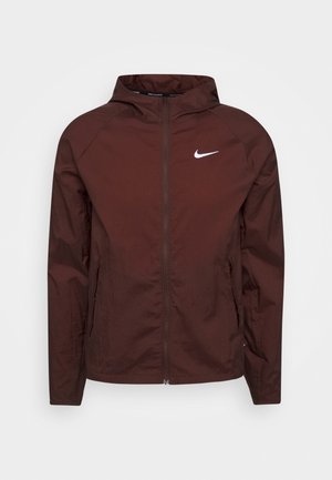 Brun letvægts lynlåstrøje med hætte, lange ærmer og hvidt Nike-logo på venstre bryst.