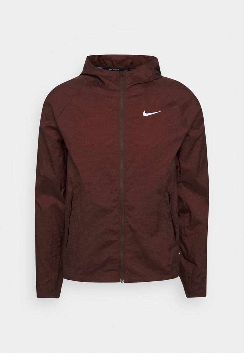 Veste légère à capuche marron avec fermeture éclair, manches longues et logo Nike blanc sur le côté gauche de la poitrine.