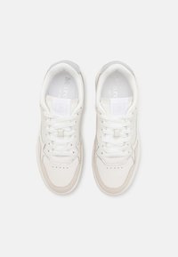 Sneakers bianche in pelle con finitura liscia, dotate di punta arrotondata, lacci piatti e sottili accenti grigi sul tallone e sulla linguetta.