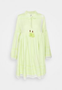 Světle zelené šaty s dlouhými zvonovými rukávy, vysokým límcem a stahovací šňůrkou. Obsahují vzory a dekorativní střapce vpředu.