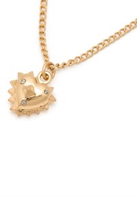 Collana in metallo color oro con un pendente a forma di cuore appuntito decorato con un quadrato centrale e tre piccole pietre preziose trasparenti.