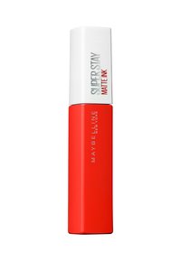 Rossetto liquido Maybelline Super Stay Matte Ink. Finish opaco rosso con corpo squadrato, cappuccio bianco e marchio in lettere argentate.