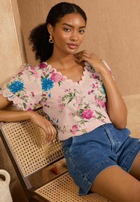 Love & Roses V-NECK - Marškinėliai su spaudiniu - pink floral