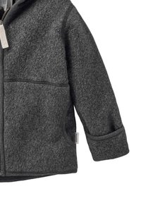 Giacca in pile, grigio scuro, con design a zip, che presenta due tasche laterali, cuciture a vista e un'etichetta a loop sull'orlo. Tessuto morbido e texturizzato.