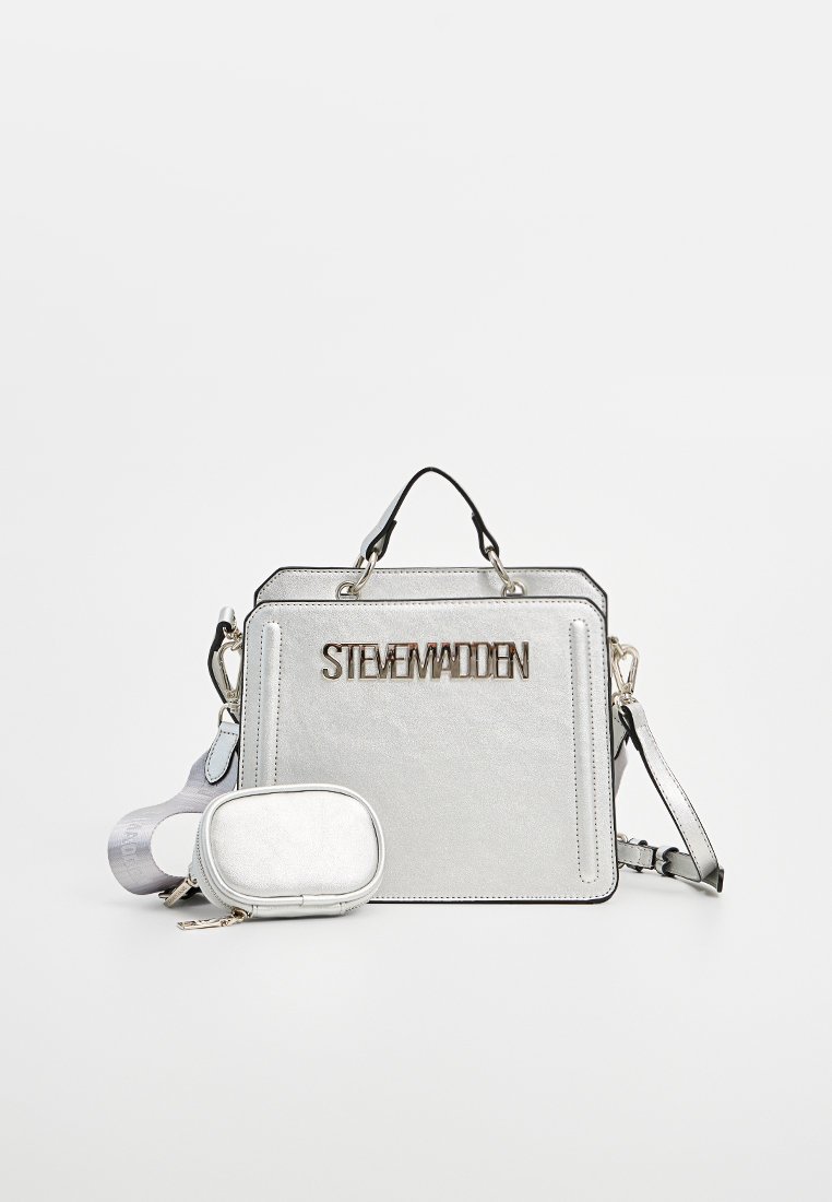 Zilveren rechthoekige handtas met afneembare schouderband en bijpassend klein etui, met metalen "Steve Madden" logo aan de voorkant.