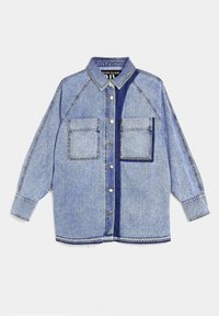 Ljusblå denimjacka med mörkblå vertikala ränder, knäppning fram, två bröstfickor, långa ärmar och krage, liggande platt på vit bakgrund.