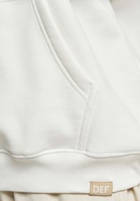 Unselected, offwhite