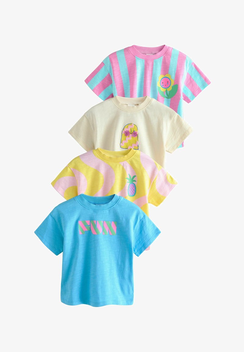 Quattro t-shirt colorate a maniche corte con disegni giocosi: a righe con fiore, crema con forma astratta, gialla con ananas e blu con testo "FUN".