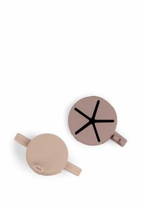 Kaksi savimuki beige-sävyissä. Toisessa on kahva ja pyöreä muoto; toisessa on pyöreä muoto, jossa on tähkäkuvio päällä.
