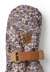 Blomstermönstrade vantar med ett beige läderrem och en brun tygspänne. Tyget har färgglada blommor på en ljus bakgrund.