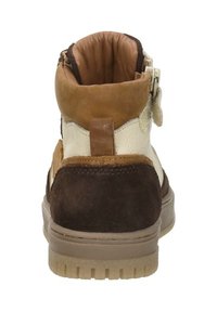 Bruine en crèmekleurige enkelboots met een bovenwerk van suède en leer, voorzien van een ritsluiting en een gestructureerde rubberen zool.