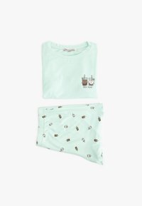Minzgrünes Pyjama-Set mit einem kurzärmeligen Oberteil, das zwei Getränkedarstellungen zeigt, und passenden Hosen, die mit einem wiederholten Getränkemuster verziert sind.
