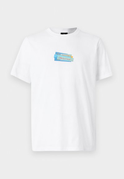 Camiseta blanca de algodón con un gráfico central que presenta rectángulos multicolores en forma de cinta, incluyendo texto y logo en azul y naranja.