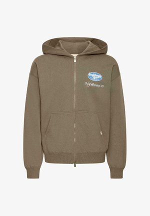 Ruskea vetoketjullinen huppari, jossa on kiristysnyörit hupussa, etutaskut ja sinivalkoinen kirjailtu logo rinnassa. Pehmeä kangas.