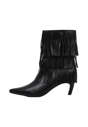 Bota negra de cuero hasta media pantorrilla con puntera puntiaguda, tres capas de flecos largos y un tacón alto y delgado.