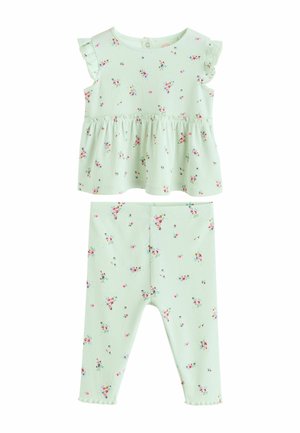 Hellgrüner gerippter Babyanzug mit kleinen rosa und lila Blumenmustern, Oberteil mit kurzen Rüschenärmeln und passende Leggings mit gerüschten Säumen.