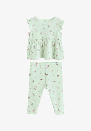 Heleroheline soonikuga beebiriiete komplekt, millel on väiksed roosad ja lillad lillemustrid, lühikeste volangvarrukatega topp ning sobivad retuusid volangidega äärtega.