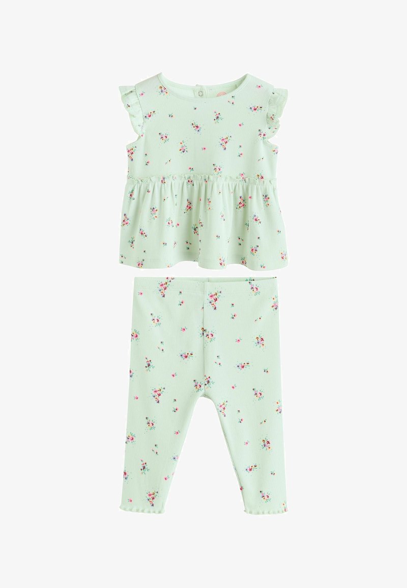 Ensemble bébé côtelé vert clair avec petits imprimés floraux roses et violets, haut à manches courtes volantées et leggings assortis avec ourlets volantés.