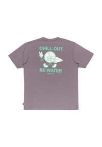 Szürke pamut póló, nagyméretű világoszöld grafikával a hátsó részen, amelyen a "CHILL OUT. BE WATER" felirat és egy karakter, aki deszkát tart.