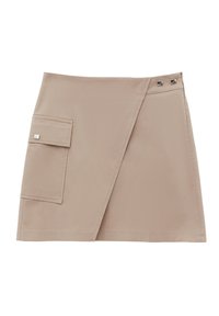 Beige omslagsskjørt lavet af glat stof, med en sidelomme med en sølvfarvet firkantet detalje og to metalknapper i taljen.