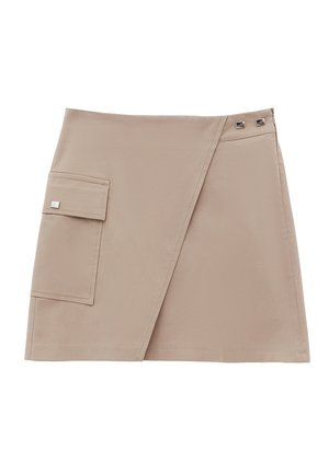 Beige wikkelrok gemaakt van gladde stof, met een zijzak met een zilveren vierkante accent en twee metalen knopen in de taille.