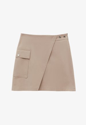 Beige wikkelrok gemaakt van gladde stof, met een zijzak met een zilveren vierkante accent en twee metalen knopen in de taille.