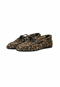 Lederfitz-Schlappen mit Wildledertextur, ausgestattet mit schwarzen Schnürsenkeln und einer flachen Gummisohle. Klassisches Slip-On-Design.