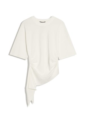 Biele krátke tričko s okrúhlym výstrihom a asymetrickým záhybovým detailom visiaco z ľavej strany.