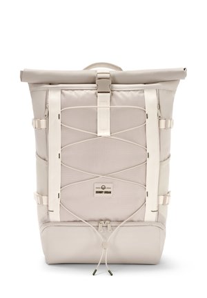 Sac à dos roll-top beige clair en tissu texturé, doté de sangles latérales réglables, d'une boucle centrale et d'une étiquette logo à l'avant.