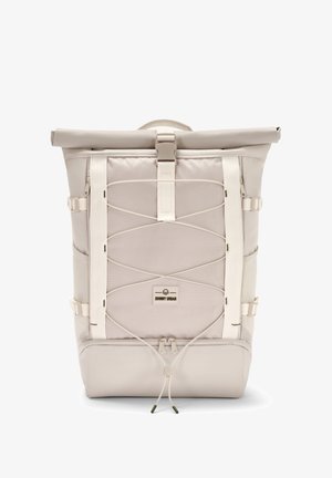 Sac à dos roll-top beige clair en tissu texturé, doté de sangles latérales réglables, d'une boucle centrale et d'une étiquette logo à l'avant.