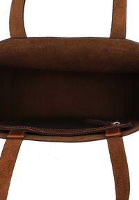 Borsa tote in camoscio marrone vuota con due manici e una tasca interna con zip visibile all'interno.