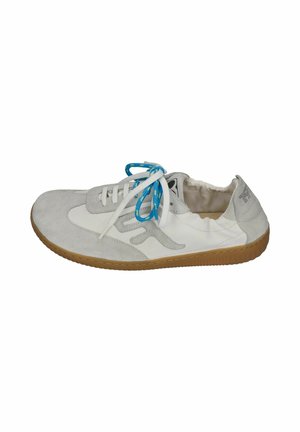 Grauer und weißer Freizeitschuh mit Gummisohle und zweifarbigem Schnürsenkel, ein weißer und ein blauer mit Gelb, von der Außenseite gezeigt.