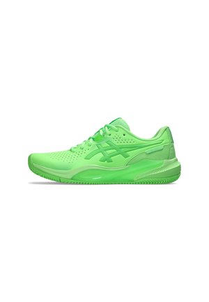 Grüner Sportschuh mit einem Mesh-Obermaterial, perforierter Struktur, Schnürverschluss und Gummisohle mit einem strukturierten Grip-Muster.