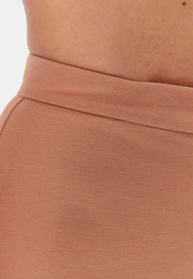 Hochbundige, terrakottafarbene Leggings mit glatter Textur und elastischem Taillenbund, entworfen für Komfort und Flexibilität.