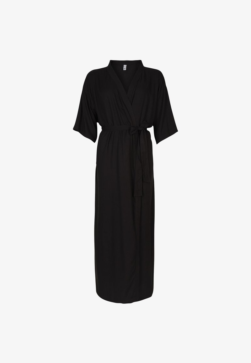 Longue robe portefeuille noire avec manches au niveau du coude et ceinture nouée à la taille, présentée sur fond blanc.