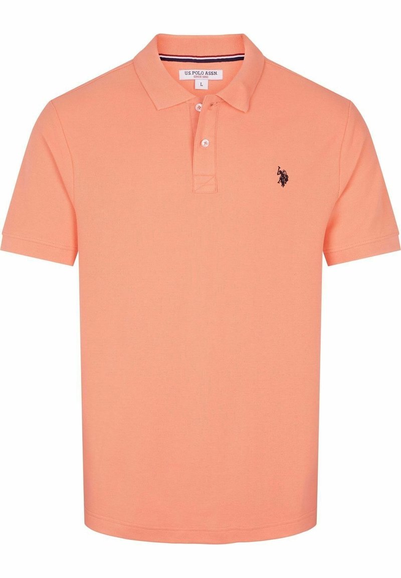 Polo corail clair en coton, avec un col classique, une patte à deux boutons et un logo brodé sur la poitrine gauche.