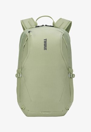 Mochila Thule verde claro con correas acolchadas para los hombros, asa superior, cierres de cremallera y correas de compresión laterales.