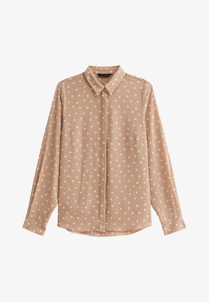 Blusa de manga larga color marrón claro con pequeños patrones de corazones blancos, cierre de botones en la parte delantera y cuello puntiagudo.