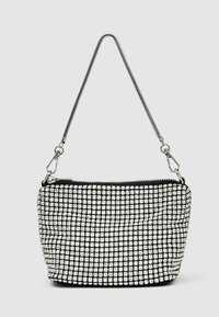 Črna torbica, prekrita s srebrnimi štrasom, pravokotne oblike, z srebrnim verižnim trakcem in zadrgo, z gladko teksturo in sijočo površino.