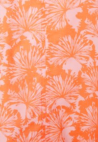 Rosa Stoff mit einem orangefarbenen Blumenmuster, das kräftige, abstrakte Formen und feine Linien umfasst und eine lebendige visuelle Textur erzeugt.