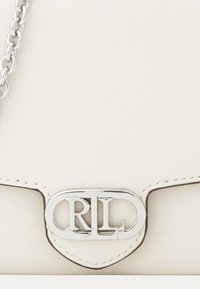 Lauren Ralph Lauren LEATHER MEDIUM ADAIR CROSSBODY - Kuvertväska - soft white