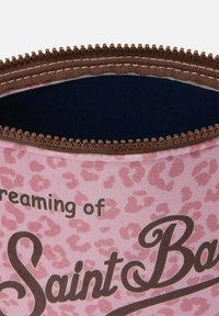 Borsetta con stampa leopardata rosa e cerniera marrone, con il testo "sognando Saint Barth" in marrone scuro, foderata internamente in blu scuro.