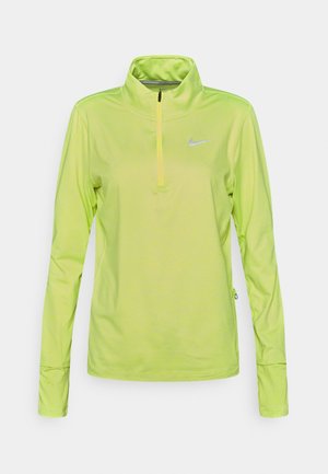Neon groene atletische top met lange mouwen, kwartrits en hoge kraag, met een klein reflecterend Nike-logo op de borst.