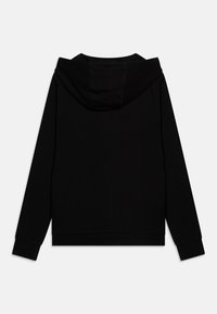 Sudadera con capucha negra, de manga larga, diseño sencillo y puños y dobladillo acanalados. Incluye un bolsillo tipo canguro en la parte frontal.