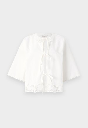 Blusa branca com decote redondo, fecho frente amarrado, mangas três quartos e detalhes em renda escallopada na bainha.