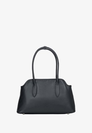 Zwarte leren handtas met ronde vorm, twee bovenhandvatten, gladde textuur en een met studs versierde onderkant voor stabiliteit. Merklogo gegraveerd aan de voorkant.