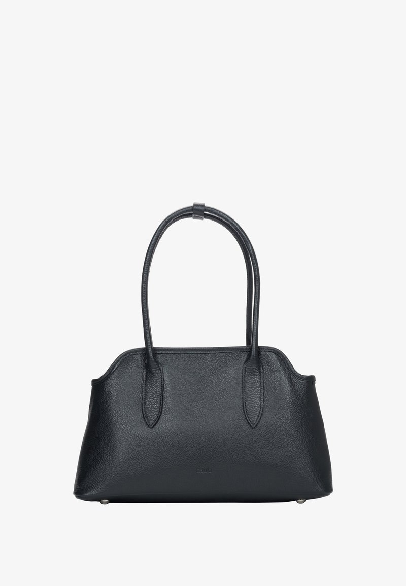 Czarna skórzana torebka o zaokrąglonym kształcie, z dwoma górnymi uchwytami, gładką fakturą i ćwiekowanym spodem dla stabilności. Logo marki wytłoczone na przodzie.
